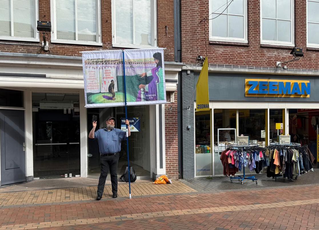 Banner - Het gericht zette zich